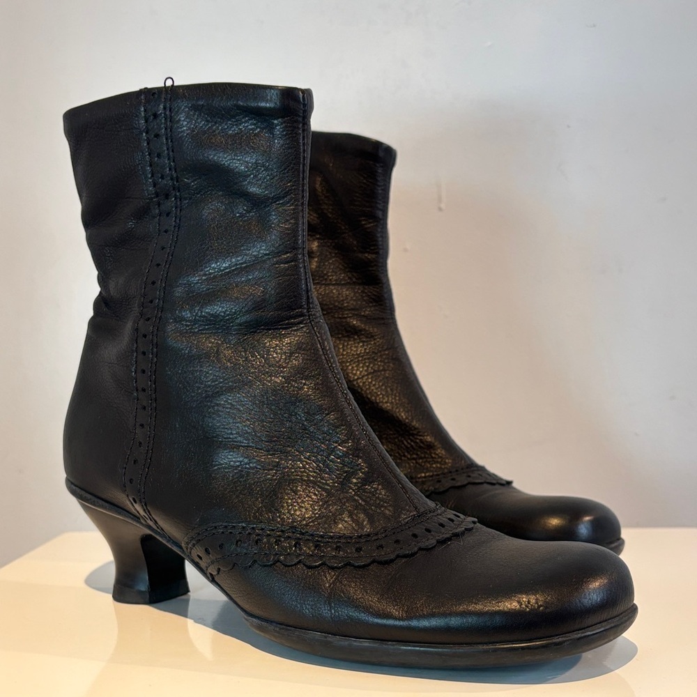 La Canadienne premium black leather kitten heel feminine boots size 7.5